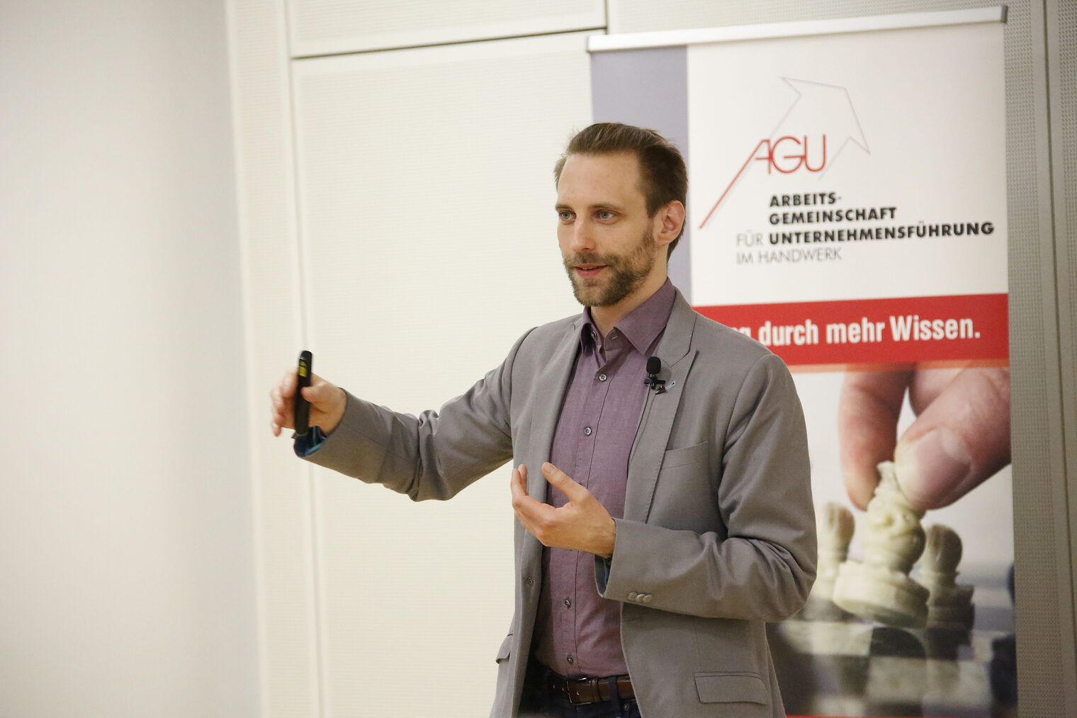Der Zukunftsforscher vom Leipziger 2b AHEAD ThinkTank Kai Arne Gondlach referierte in Regensburg über die Arbeitswelt der Zukunft. 