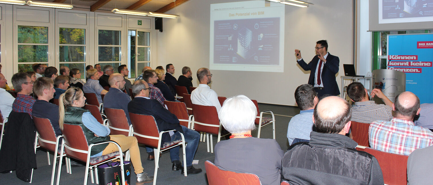 Das Interesse bei der BIM-Infoveranstaltung der Handwerkskammer in Schwandorf war groß. Rund 120 Teilnehmer waren dabei. 